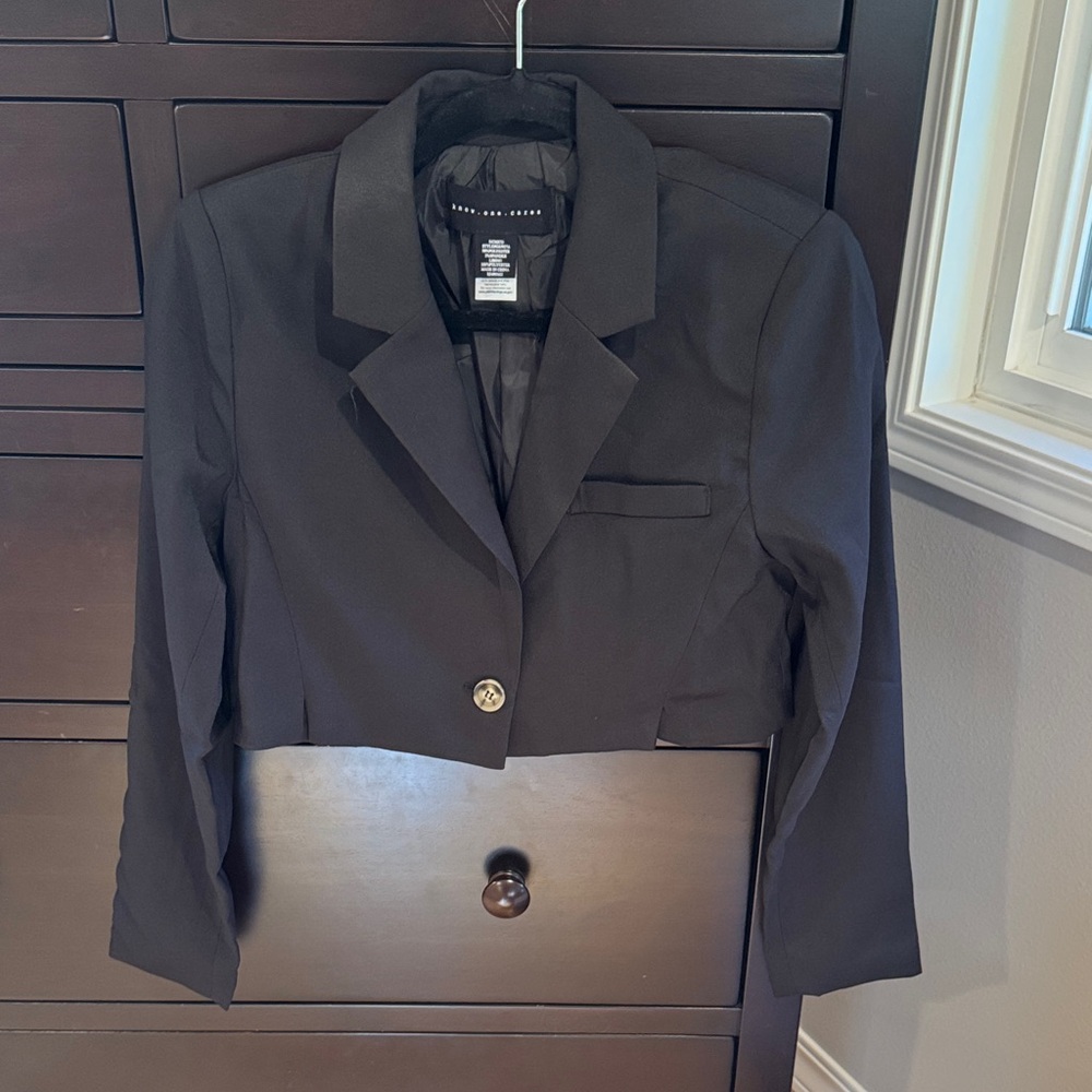 Elegant Black Cropped Blazer by [Brand]